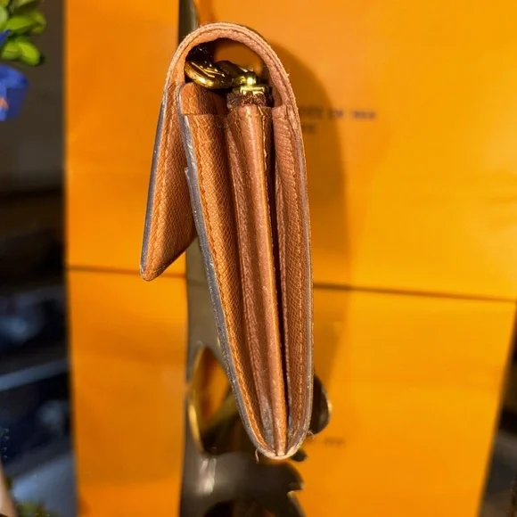 AUTHENTIC LOUIS VUITTON Vintage LV Monogram Sarah Wallet. - Picture 4 of 16